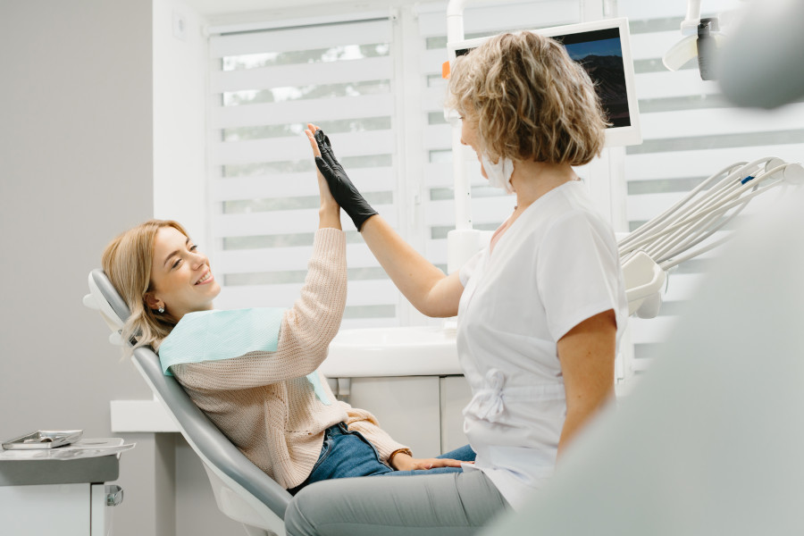 Patientin und Behandlerin geben sich ein High Five