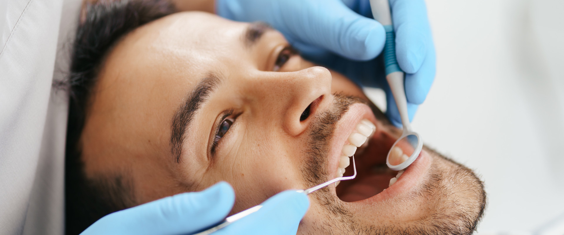 Mann bei der zahnärztlichen Behandlung