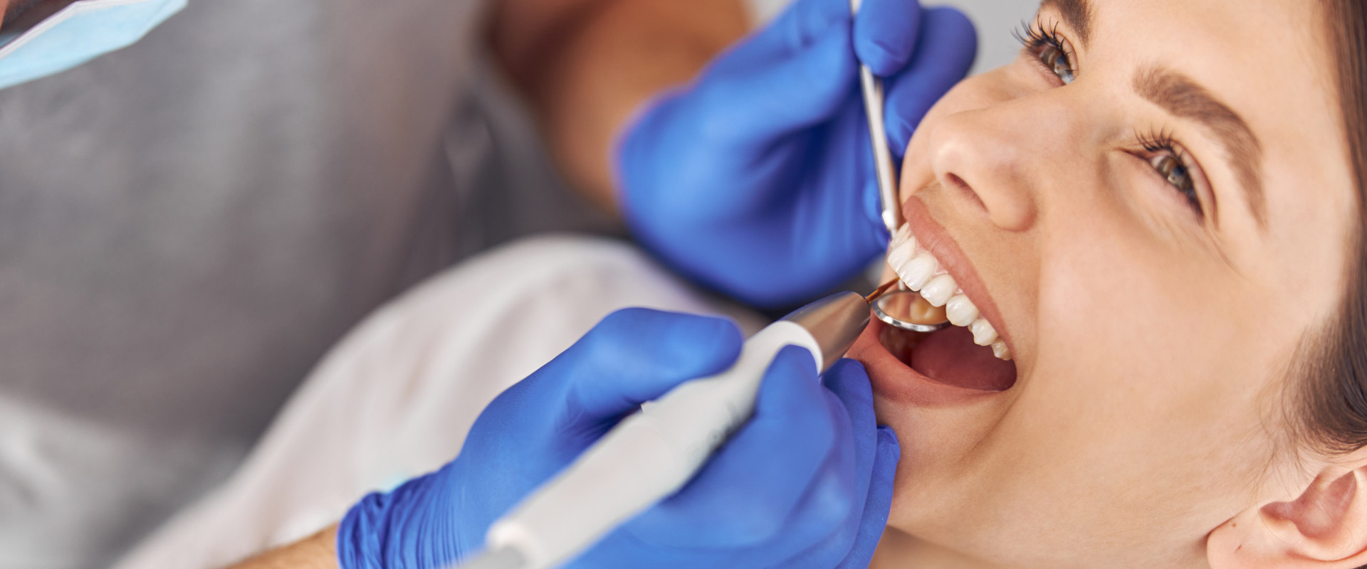 Frau bei der zahnärztlichen Behandlung